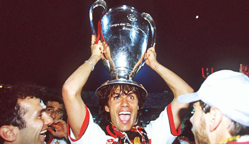 Paolo Maldini beendet seine Karriere. Hier feiert er den Champions-League-Sieg mit dem AC Mailand in der Saison 1993/94 - im Alter von 26 Jahren