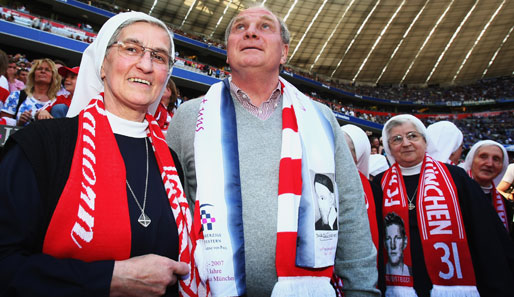 Beistand von oben: Wissen diese Damen, ob Klinsmann den Bayern noch weiterhelfen kann?