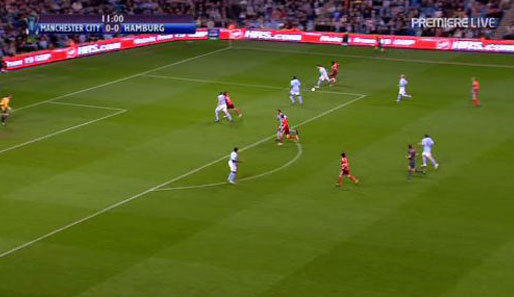 Manchester City - Hamburger SV: Jonathan Pitroipa setzt sich über rechts durch und passt nach innen