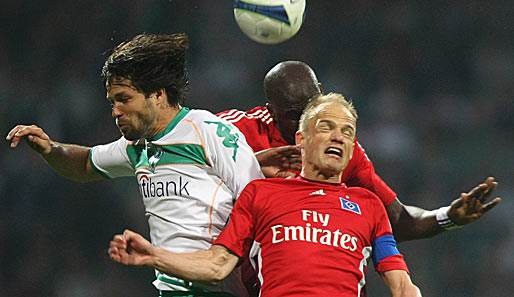 Augen zu und durch! Werder-Superstar Diego (links) im Luftduell mit HSV-Kapitän Jarolim