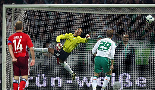 Werder-Keeper Wiese kann der Kugel nur hinterherschauen. Für Trochowski war es das erste Kopfballtor seiner Profikarriere