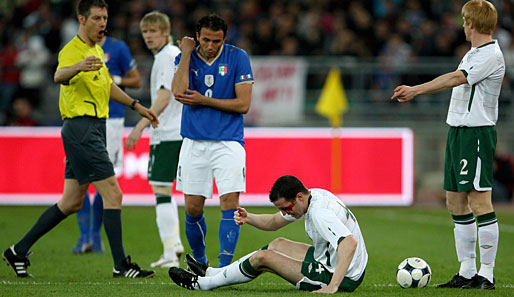 Italien -Irland 1:1: Gleich zu Beginn ging es heftig zur Sache: Italiens Giampaolo Pazzini (m.) hatte im Zweikampf mit seinem Ellenbogen hingelangt ...