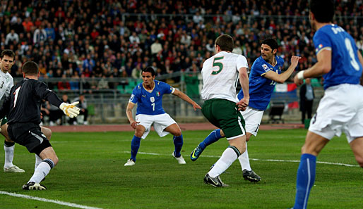 Fußball wurde übrigens auch noch gespielt. Für Italien traf Vincenzo Iaquinta in der 9. Minute. Robbie Keane glich eine Minute vor Abpfiff aus