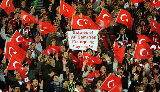 Türkei - Spanien 1:2: Begrüßung auf türkisch im Ali-Sami-Yen-Stadion. Die Heimstätte von Galatasaray wird von den Fans auch Cehennem (türkisch Hölle) genannt