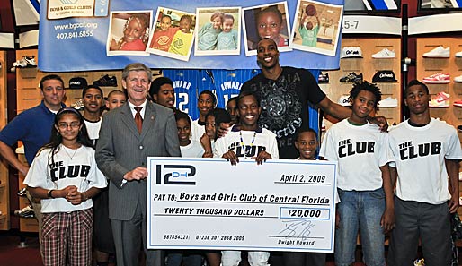 Dwight Howard überreicht dem Boys And Girls Club Of Central Florida einen Check über 20.000 US-Dollar
