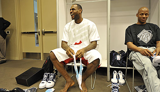LeBron James (l.) gut gelaunt im Locker-Room vor dem All-Star-Game