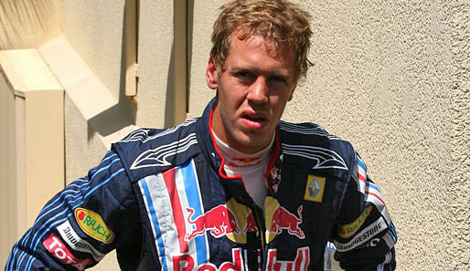 So mies gelaunt sah Sebastian Vettel aus, nachdem er seinen Red Bull in die Reifenstapel geworfen hatte