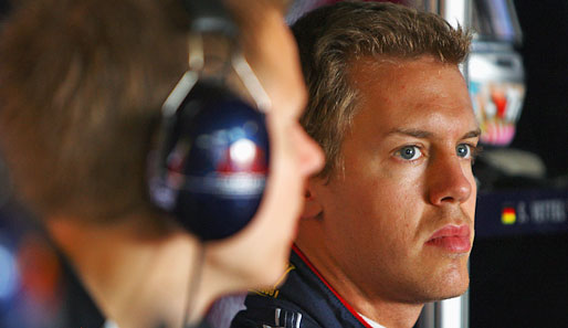 Schon vor dem Motorschaden wurde lange an Vettels neuem Doppel-Diffusor geschraubt. Die Stimmung besserte sich erst am Nachmittag