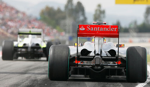 Werksauto gegen Kunde: Lewis Hamilton sah im McLaren-Mercedes gegen Jenson Button im Brawn-Mercedes kein Land