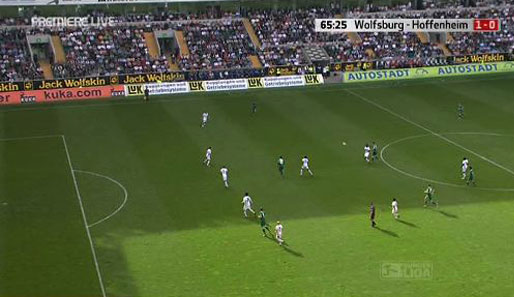 Wolfsburg - Hoffenheim, vor dem 1:0 spitzelt Pechvogel Sanogo den Ball weg von Misimovic