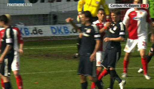 79. Minute beim Spiel Cottbus gegen Bayern: Energie hat einen Freistoß, im Strafraum wird gerangelt