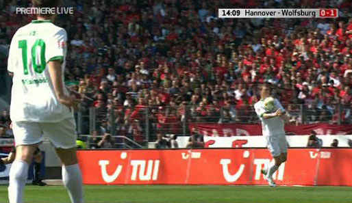 Das Wolfsburger 1:0, ein Tor wie ein reiner Traum: Dzeko nimmt den Ball mit der Brust an