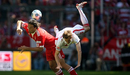 Bayerns Leihgabe Georg Niedermeier musste gegen Luca Toni verteidigen
