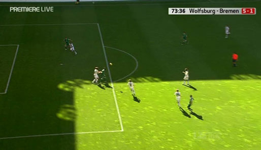 ...und hebt den Ball in den Strafraum. Wolfsburgs Stürmer Dzeko entwischt Naldo im Rücken...