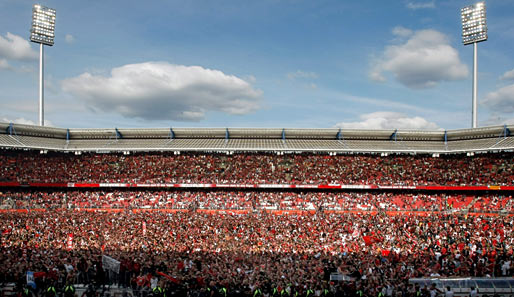 Nürnberg - Cottbus 2:0: Die Fans feierten mit - sie hatten nach dem Abpfiff in Sekunden den Platz gestürmt. Welcome back, Nürnberg!