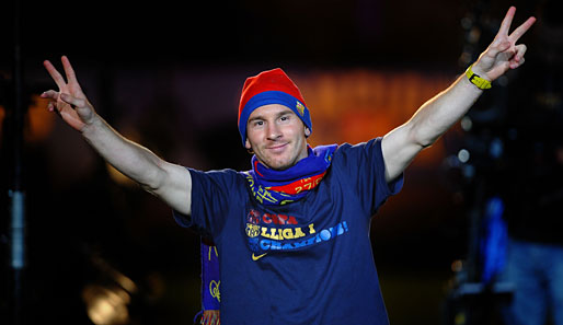 Lionel Messi ganz leger mit T-Shirt, Schal und Mütze. Ob Cristiano Ronaldo so was auch tragen würde?