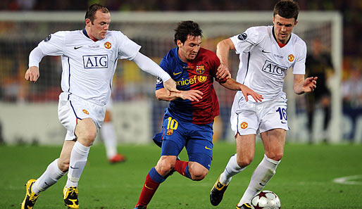 Ein bekanntes Bild: Zwei Spieler - hier Wayne Rooney und Michael Carrick - rennen hinter Leo Messi her