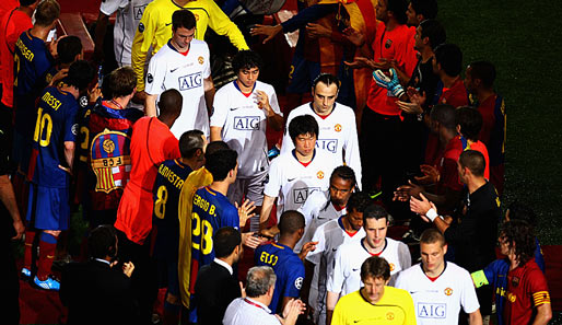 Bei der Siegerehrung bildeten die Barca-Spieler ein Spalier für die Verlierer