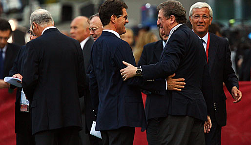 Reichlich Prominenz am Spielfeldrand: Fabio Capello mit Roy Hodgson, im Hintergrund Marcello Lippi (re.) und der Kaiser (li.)