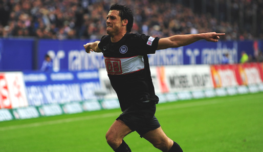 Und zwar der Herthaner Gojko Kacar. Der Serbe soll bei Schalke Orlando Engelaar ersetzen.