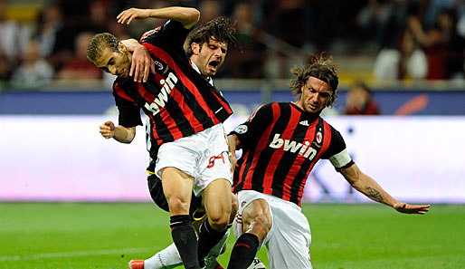 Das passierte der Milan-Legende(r.) selten - er grätscht auch den eigenen Mann um. Nach der Saison geht Abwehrspieler Paolo Maldini endgültig in Rente