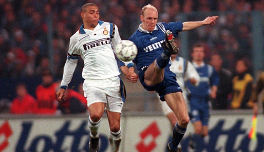 Ein ungleiches Duell: Inters Ronaldo gegen Yves Eigenrauch. Am Ende holte aber Schalke 1997 den UEFA-Cup