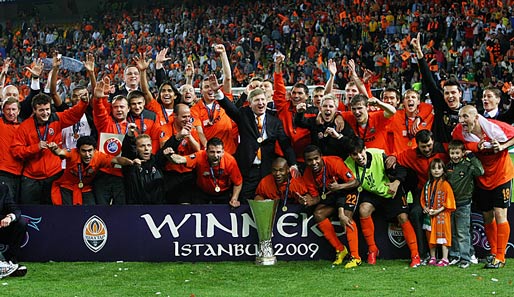 Das Abschlussbild: Schachtjor Donezk hat den Pokal und ist UEFA-Cup-Sieger 2009
