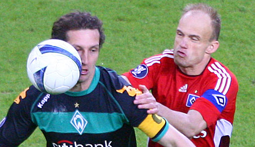 Hamburg - Bremen 2:3: In der HSH-Nordbank-Arena ging es von Anfang an hart zur Sache. Hier kämpfen Baumann (links) und Jarolim um den Ball