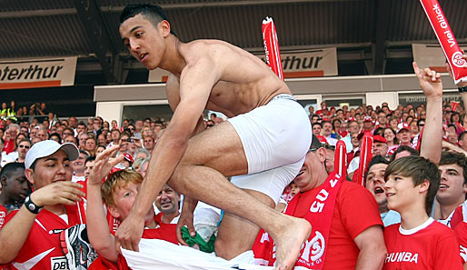 Chadi Amri und die Fans am Mainzer Bruchweg - der Aufstieg ist ihm nicht nur sein letztes Hemd, sondern sogar seine Hose wert. Das ist echte Fanverbundenheit