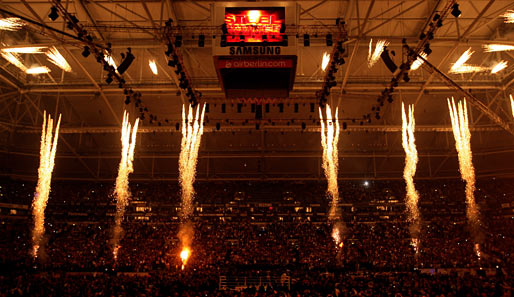 Geboxt wurde ja auch auf Schalke: Als erstes durften sich gut 60.000 Zuschauer an einem Feuerwerk erfreuen