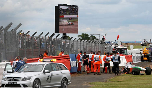 Eine Schrecksekunde gabs für Adrian Sutil. Ein Bremsdefekt am Force India hat den Deutschen unsaft in die Reifenstappel befördert