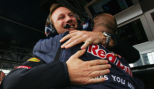 Christian Horner feiert den Sieg am Red-Bull-Kommandostand. Er lobte den Heppenheimer per Team-Radio: "Du hast einen brillianten Job gemacht"