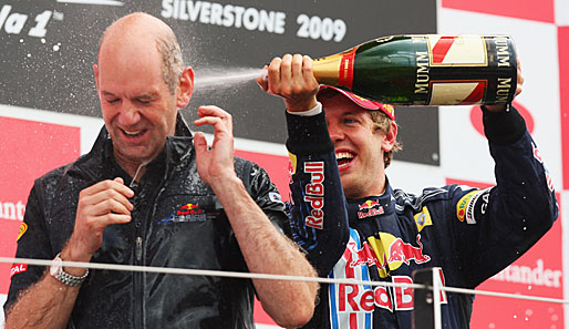 Vettel weiß, wem er zu danken hat. Technik-Genie Adrian Newey hat den Red Bull durch ein radikales Update siegfähig gemacht