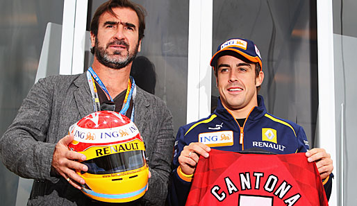 In einen Formel-1-Wagen würde Eric Cantona wohl nicht passen, das Spaktakel in Silverstone schaut er sich aber an und tauscht mit Fernando Alonso Trikot gegen Helm