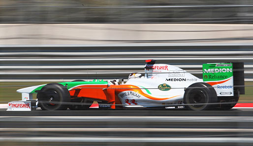 Eine Runde weiter kam diesmal Adrian Sutil. Er düpierte im Force India sogar den großen Mercedes-Bruder McLaren