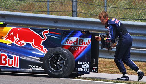 Selbst ist der Mann. Vettel legte selbst bei der Bergung seines Red Bull Hand an
