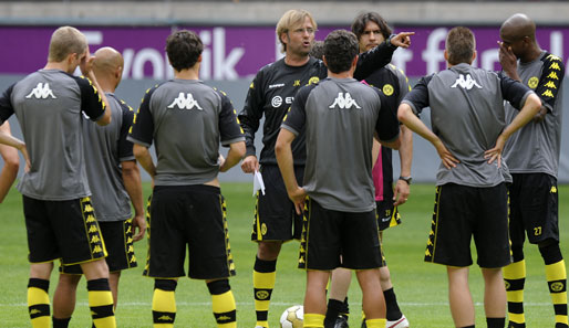 Auch in Dortmund heißt es wieder ackern: BVB-Coach Jürgen Klopp (M.) gibt beim Trainingsauftakt die Richtung für die neue Saison vor
