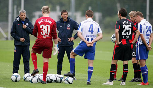 Trainer Lucien Favre (l.) und Co-Trainer Harald Gämperle (2.v.l.) schwören die Mannschaft auf die neue Saison ein