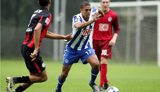 Bryan Arguez (M.) schaffte in diesem Jahr den Sprung von den Amateuren zu den Hertha-Profis