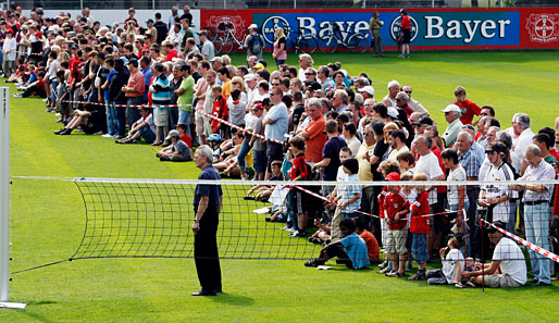 Viele Bayer-Fans ließen sich den Trainingsauftakt von Don Jupp nicht entgehen