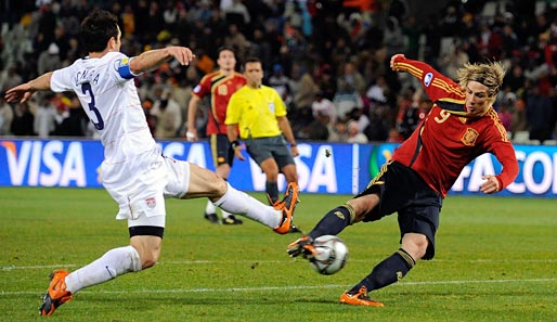 Spanien - USA 0:2. An Spaniens Pleite gegen die US-Boys konnte auch Stürmerstar Fernando Torres (r.) nichts ändern