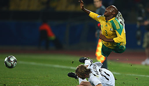 Tsepo Masilela, hier rüde von Dave Mulligan gestoppt, bereitete beide Tore von Südafrika vor