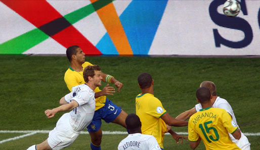 USA - Brasilien 0:3: Felipe Melo traf per Kopf zur frühen Führung für die Selecao