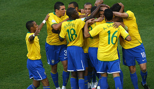 Wie schon gegen Ägypten ging Brasilien auch gegen die USA früh in Führung. Auch Lucio (2.v.l.) jubelt mit