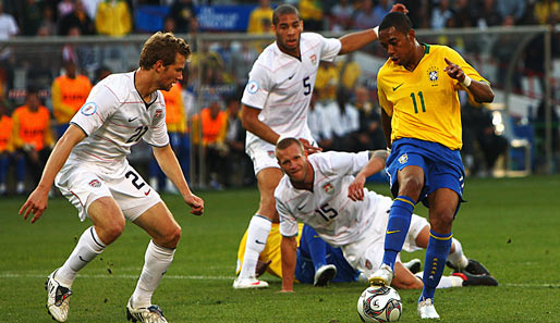 Ein Spiegelbild des Spiels: Die US-Boys rennen den Brasilianern hinterher, in diesem Falle Stürmer Robinho