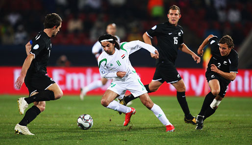 Irak - Neuseeland 0:0: Iraker Hawar Mulla Mohammed nimmt es gleich mit mehreren Gegenspielern auf