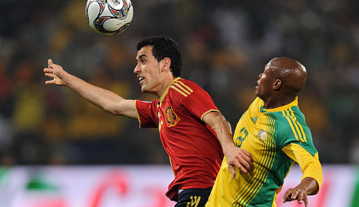 Spanien - Südafrika 2:0: Sergio Busquets (l.) im Zweikampf mit Kagisho Dikgacoi