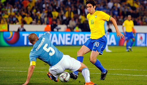 Ein Zweikampf unter Top-Stars: Kaka (r.) gegen Italiens Fabio Cannavaro