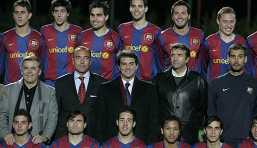 Ex-Barca-Boss Joan Laporta (mittlere Reihe, 3.v.l.) und Trainer Pep Guardiola (mittlere Reihe, ganz rechts) präsentieren stolz die Stars von morgen