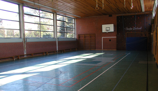 Auch eine Einfach-Turnhalle steht den Schülern für Basketball, Badminton oder Hallenfußball zur Verfügung